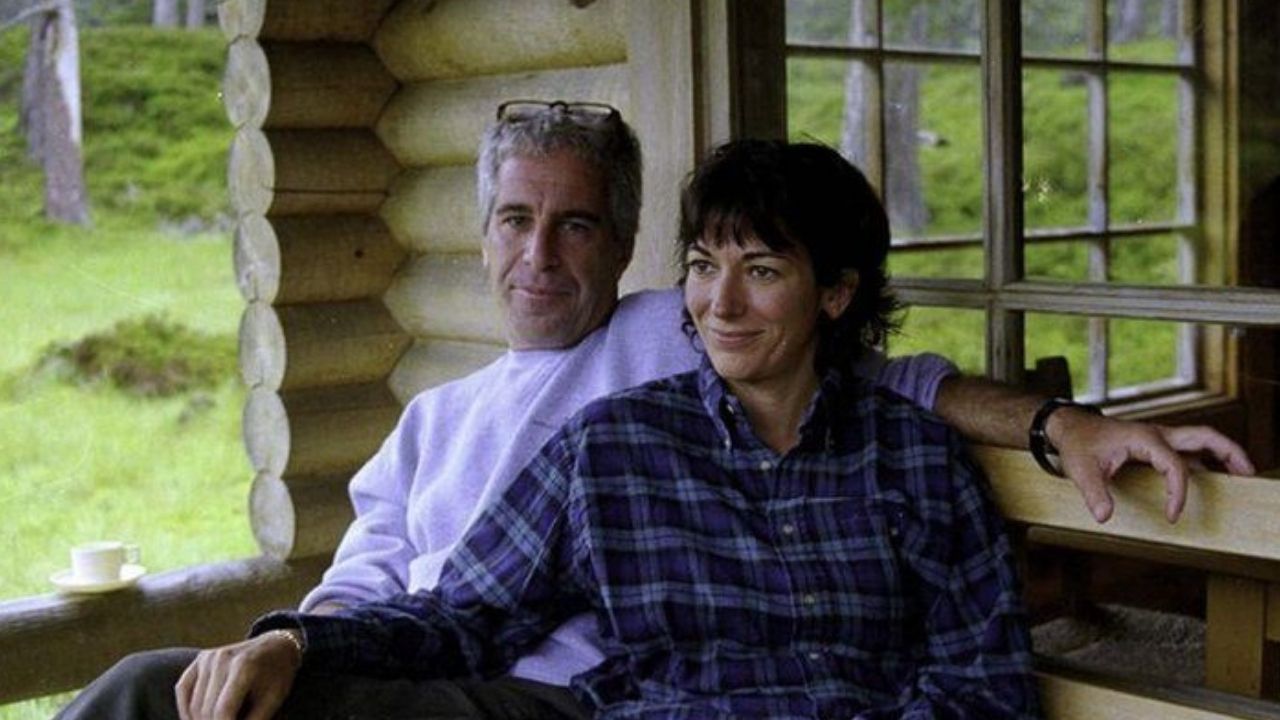 Júri mostra foto de Jeffrey Epstein em residência de Elizabeth II