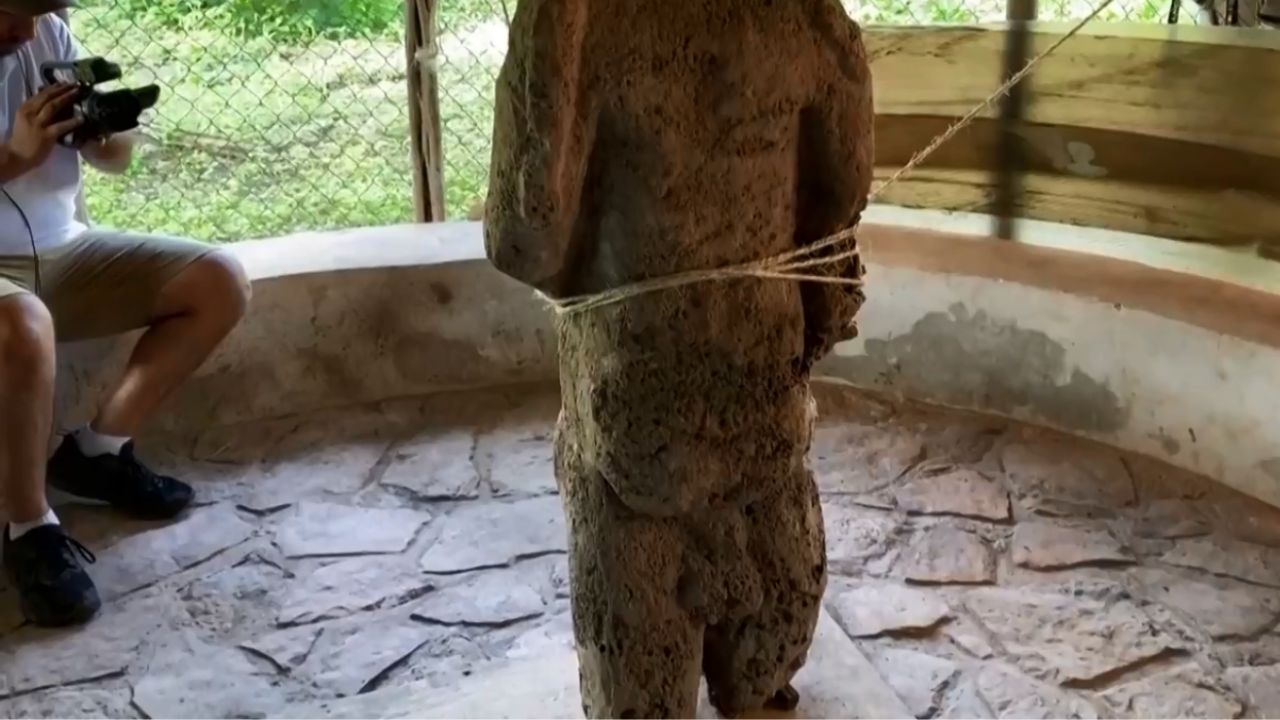 Escultura maia em tamanho humano com reprodução de pênis é achada no México