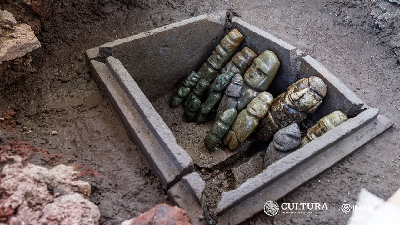 Arqueólogos encontram esculturas astecas usadas como oferenda aos deuses