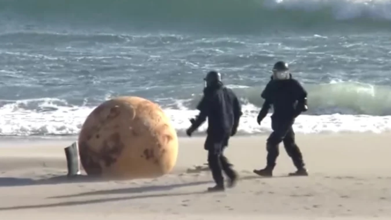 Oceanógrafo explica o que é esfera metálica de praia japonesa