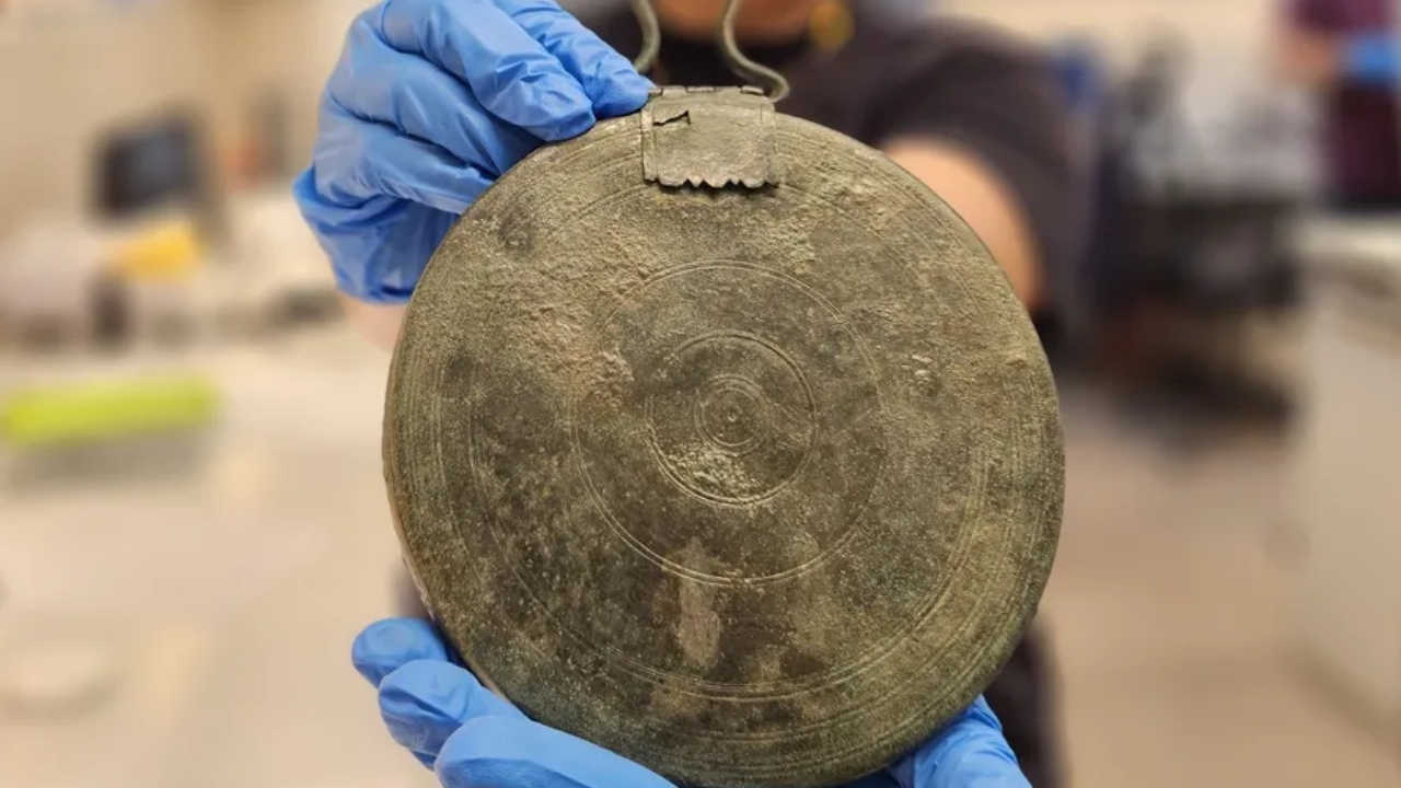 Raro espelho é encontrado em tumba de 2,3 mil anos que foi escavada em cidade sagrada