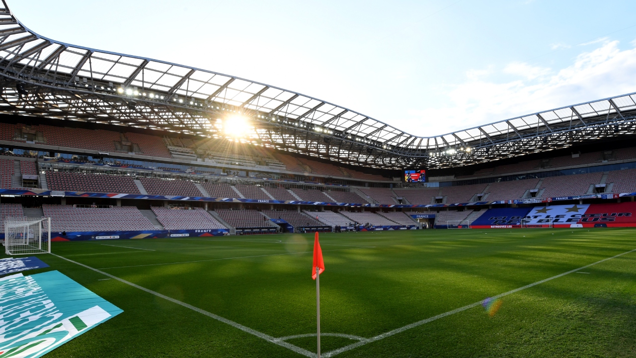 Clube francês denuncia gravação de filme pornô em seu estádio durante jogo