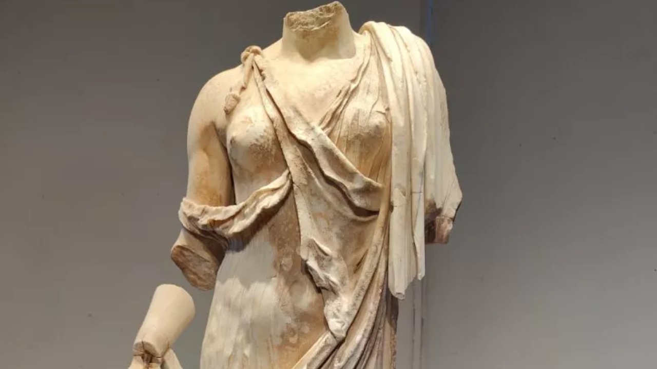 Estátua de mármore ‘excepcional’ de 2.000 anos é encontrada na Itália