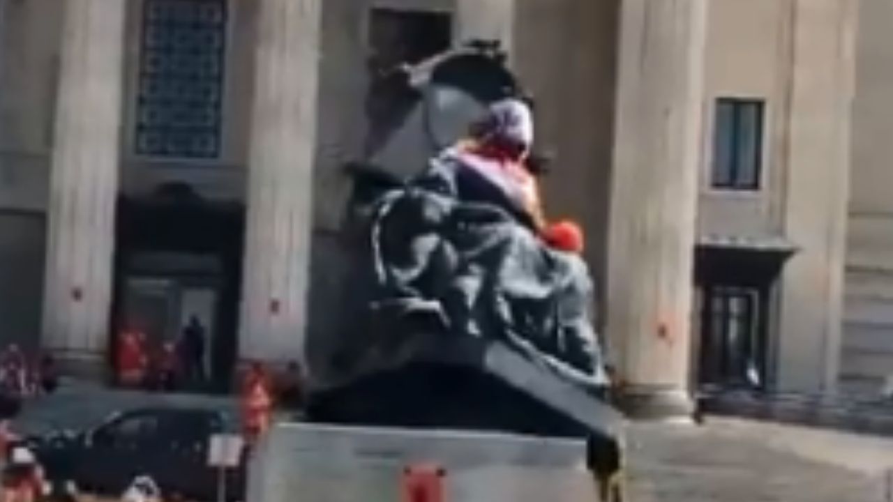 No Canadá, manifestantes derrubam estátuas da rainha Vitória e Elizabeth II