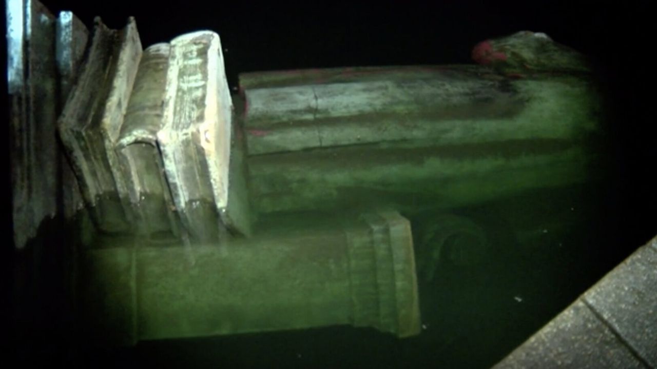Nos Estados Unidos, estátua de Cristóvão Colombo é jogada em lago