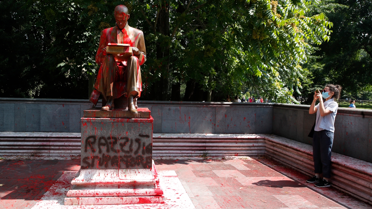 Durante protesto, estátua de jornalista italiano é vandalizada em Milão