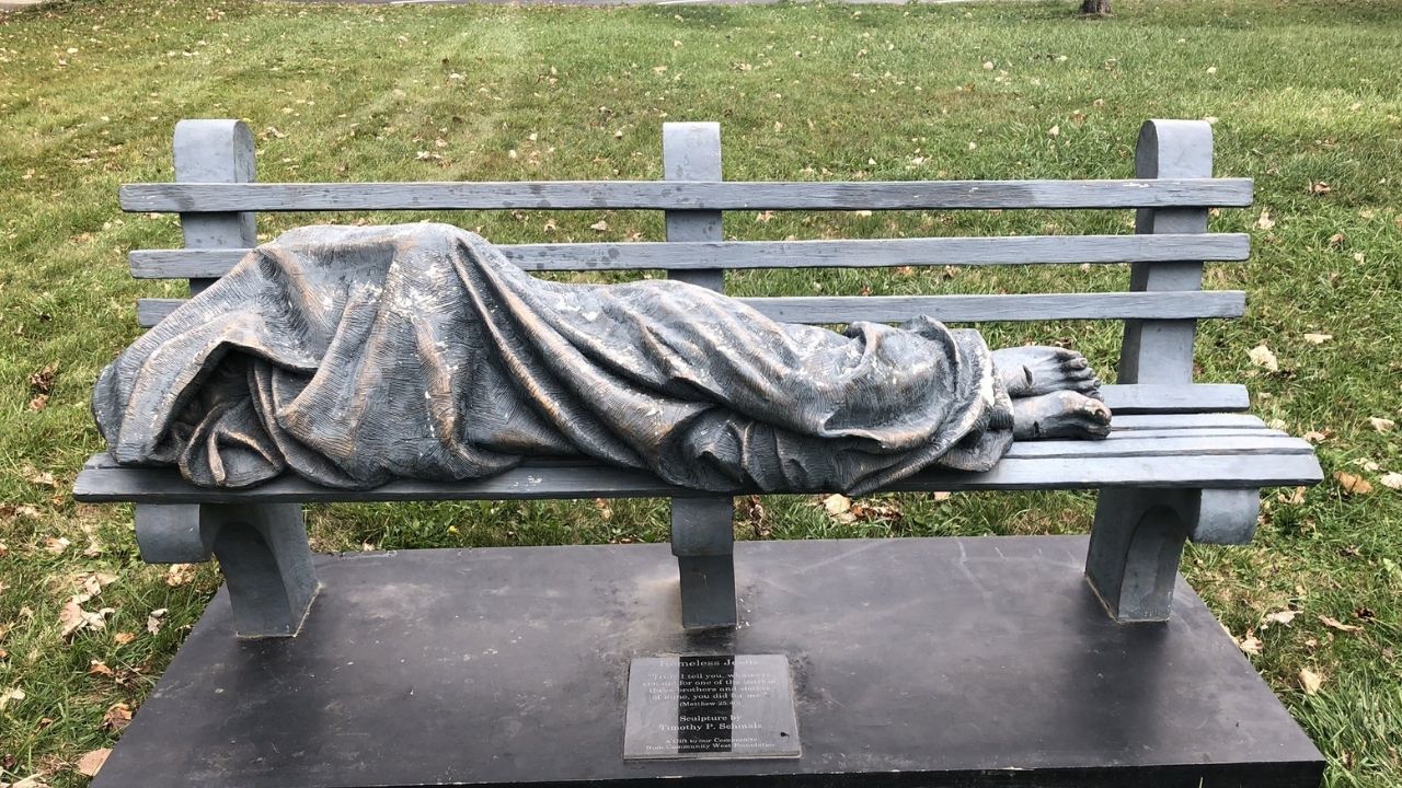 EUA: Moradores confundem estátua de ‘Jesus sem teto’ com pessoa em situação de rua e chamam polícia