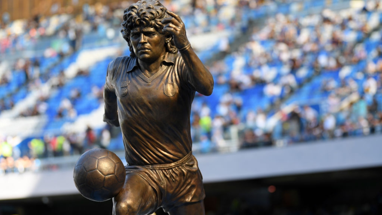 Cidade italiana se oferece para comprar estátua de Maradona recusada por valor alto demais
