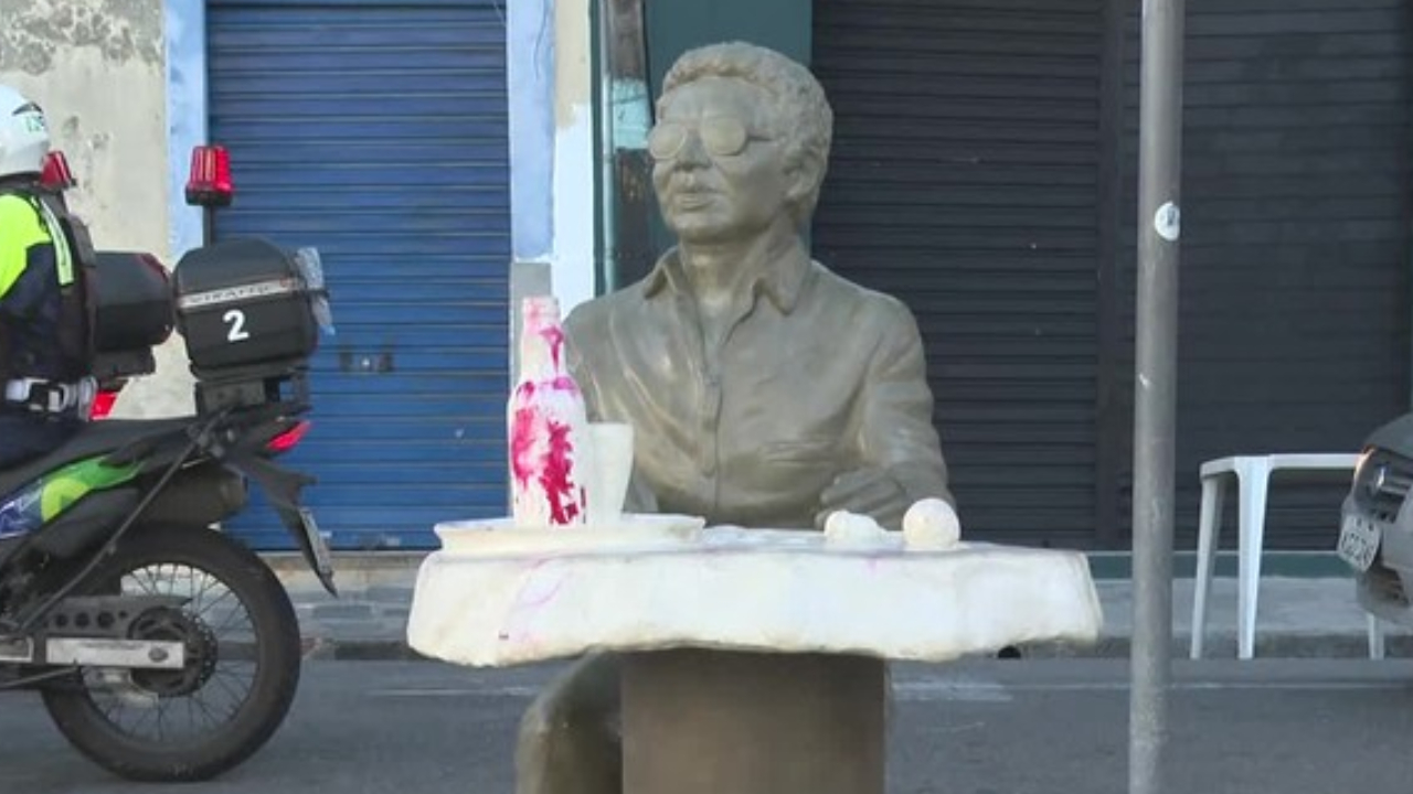 Estátua de Reginaldo Rossi é alvo de vandalismo apenas 20 dias depois de sua inauguração