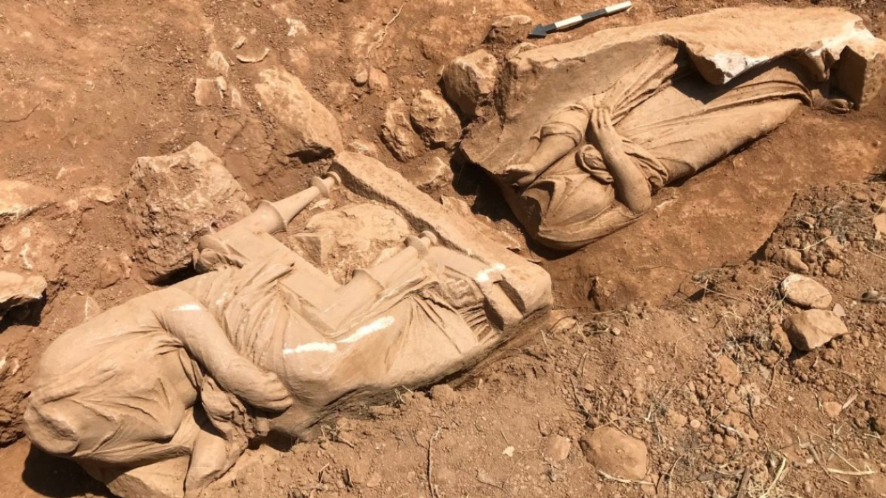 Na Grécia, duas estátuas decapitadas são encontradas em antigo cemitério
