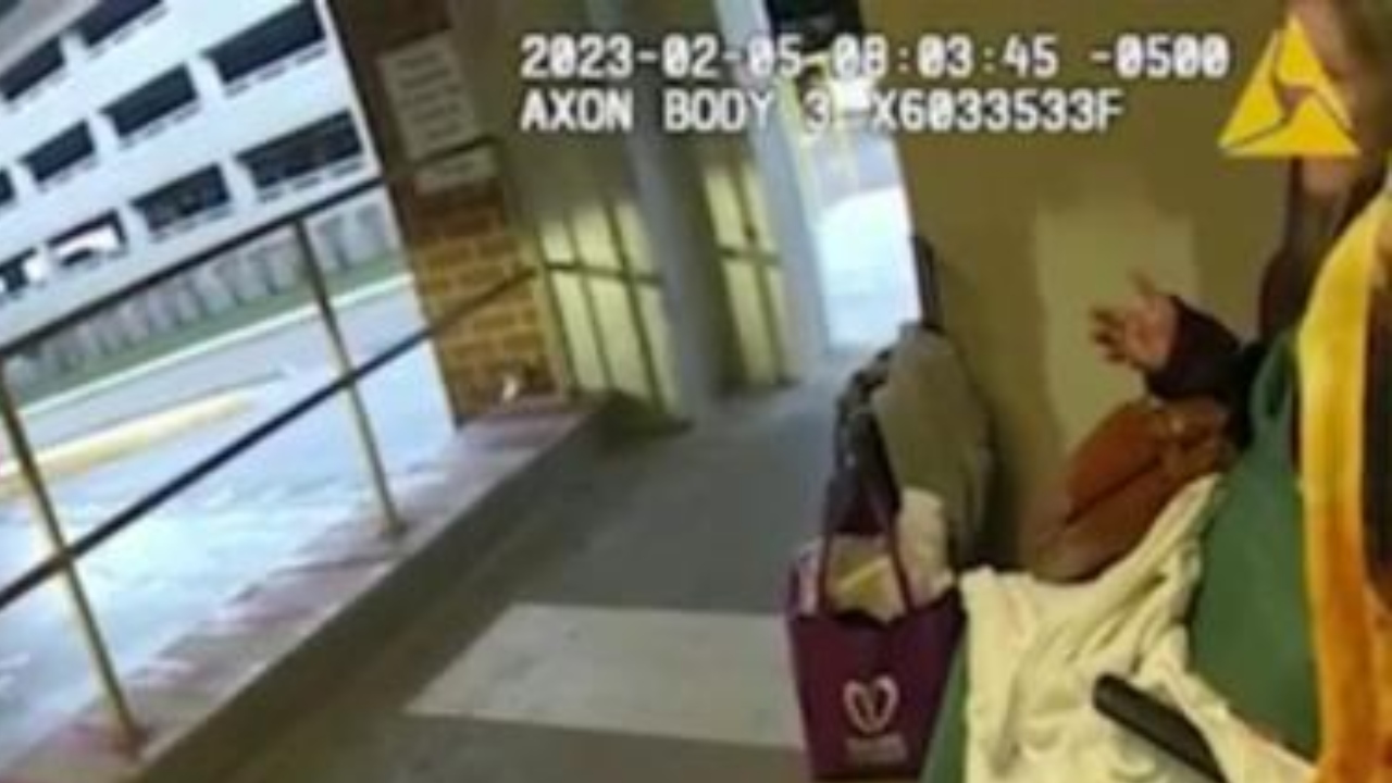 EUA: mulher retirada de hospital morre após ser ignorada por policiais
