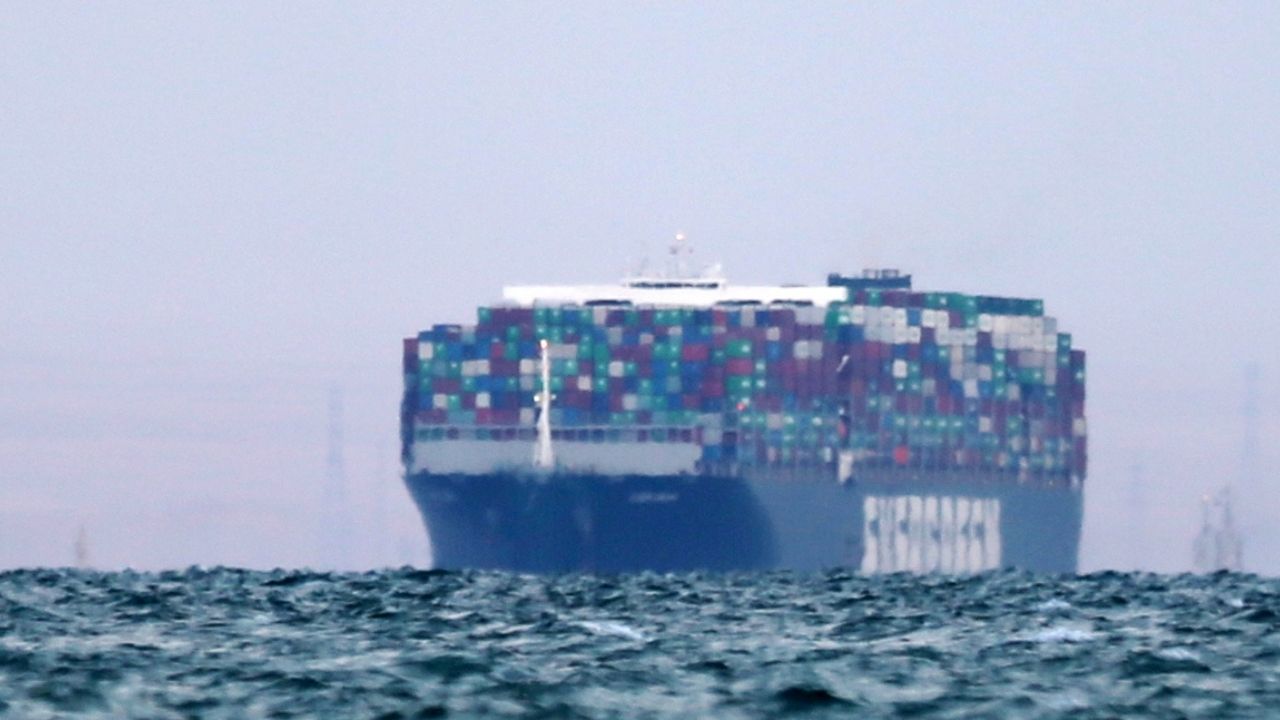 Navio cargueiro Ever Given deixa o Canal de Suez após ficar quase quatro meses detido