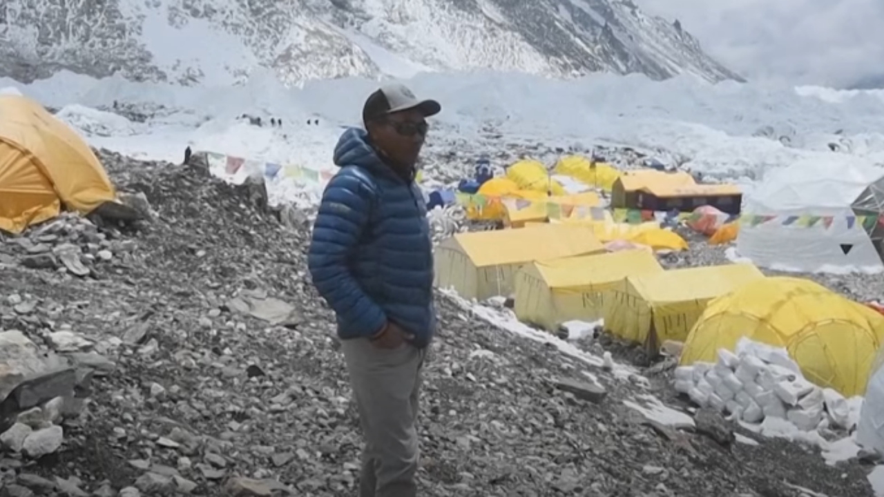 Pela 27ª vez, ‘homem do Everest’ escala maior montanha do mundo e bate novo recorde