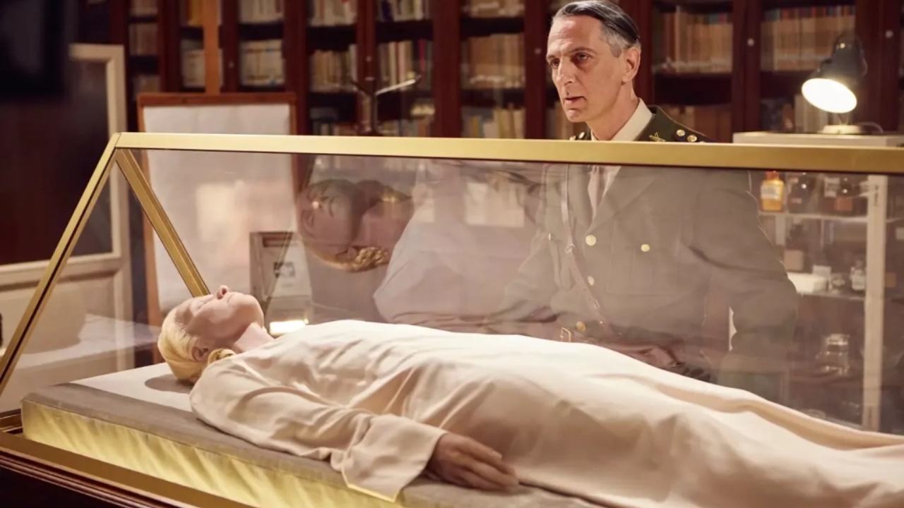 Série narra o roubo do cadáver de Evita Perón; Veja onde assistir