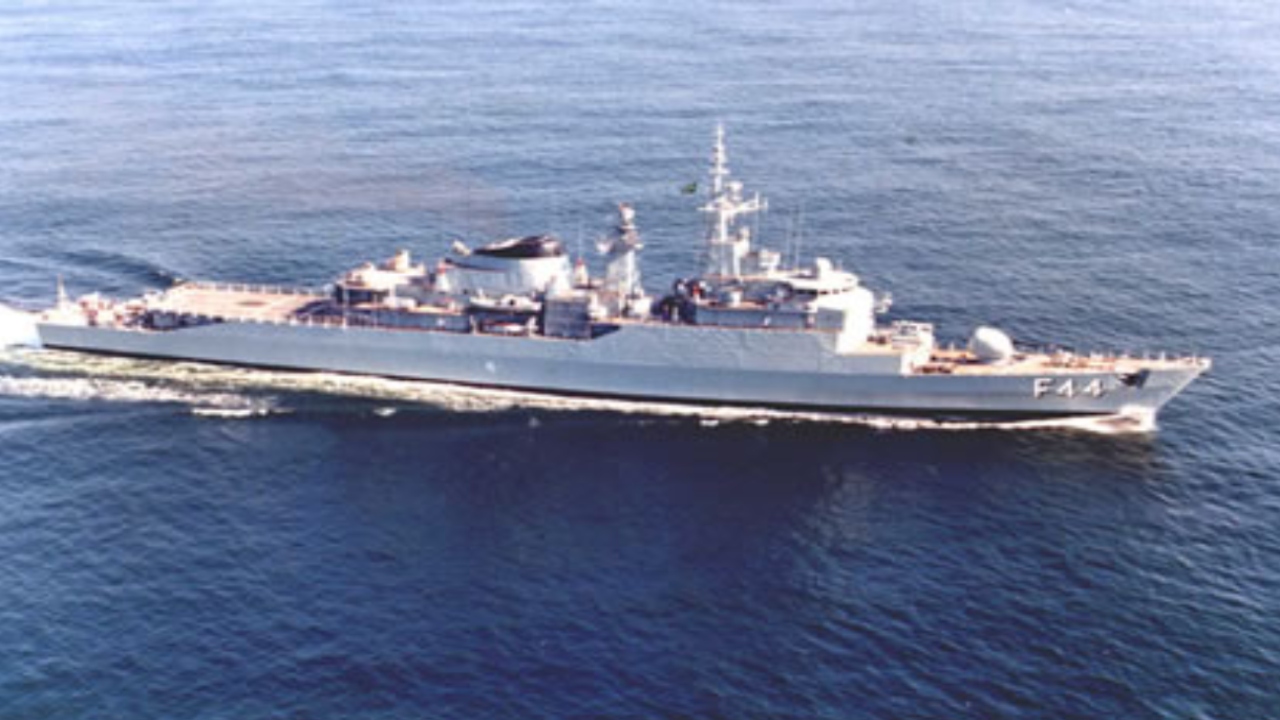 Navio militar brasileiro se safou por pouco de explosão que desolou Porto em Beirute