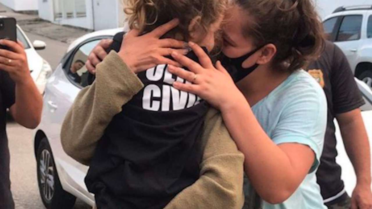 Criança raptada dentro dentro de casa reencontra familiares