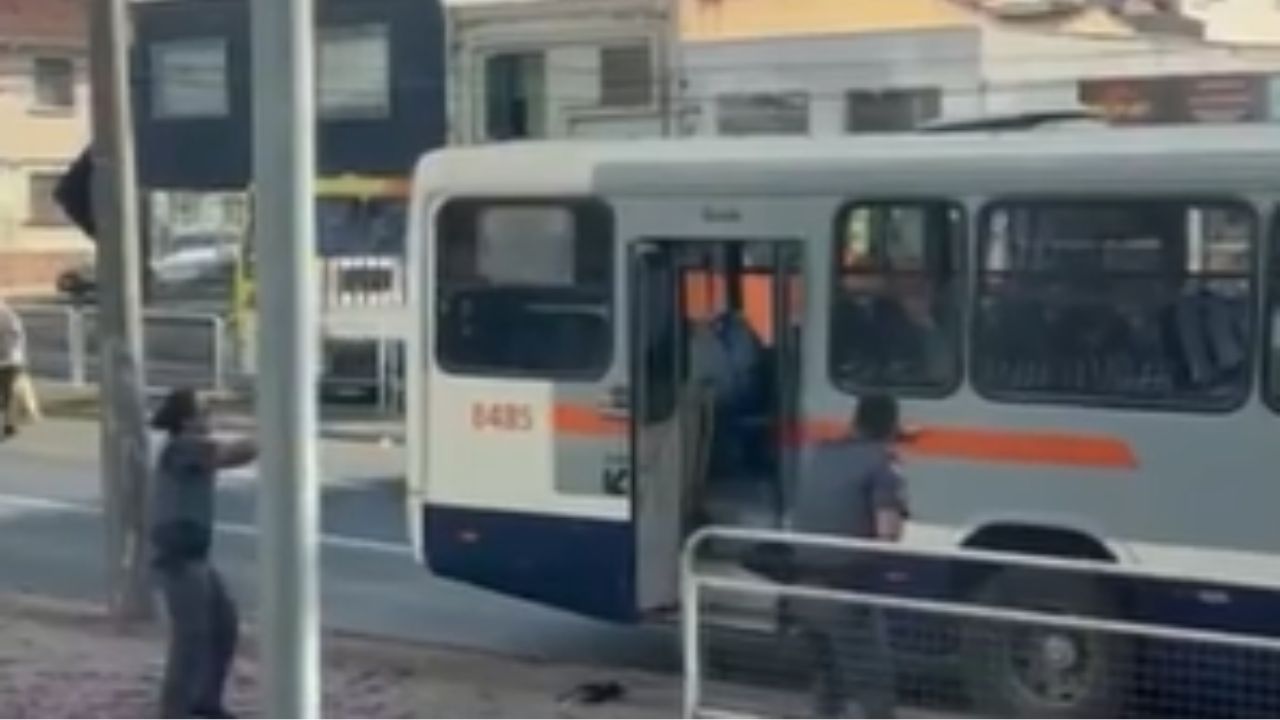 Em Piracicaba, homem esfaqueia 3 pessoas em ônibus e se rende