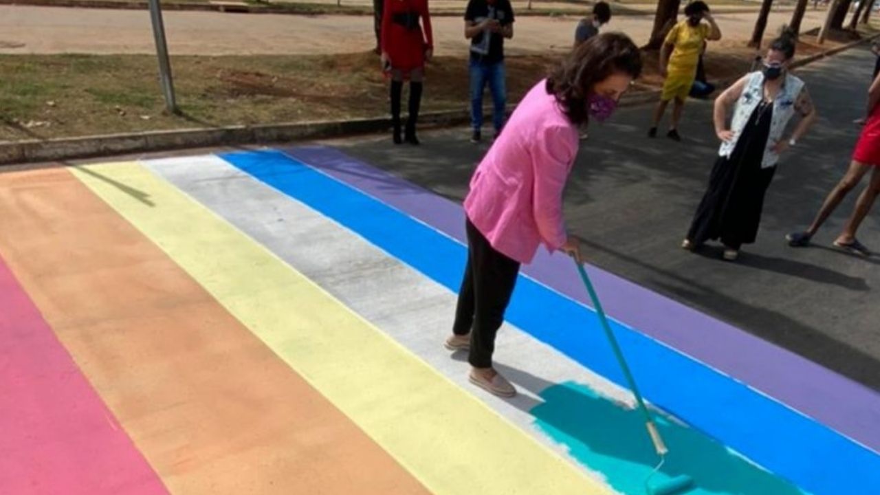 Faixa de pedestre pintada nas cores do arco-íris é apagada em Goiânia
