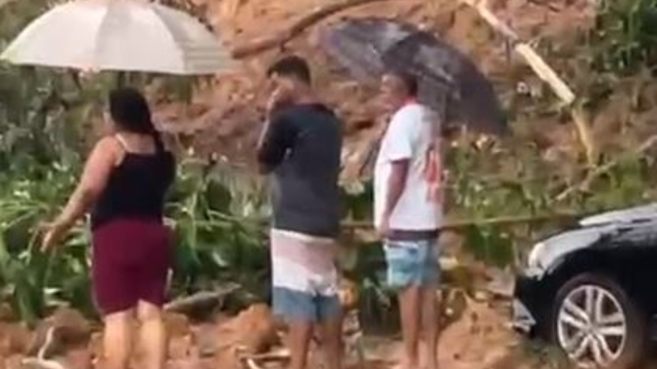 Helicópteros cobram R$ 16 mil para resgatar famílias ilhadas em desabamento no litoral paulista