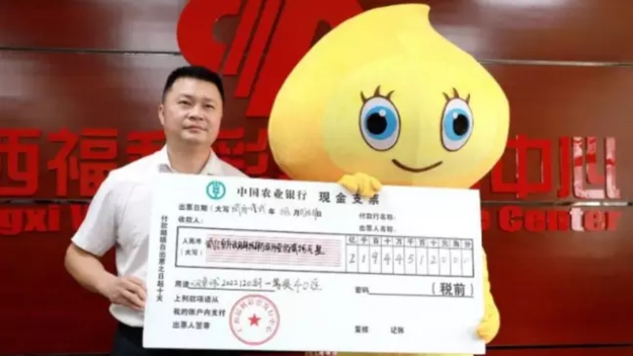 Para não ser reconhecido, ganhador da loteria recebe prêmio fantasiado