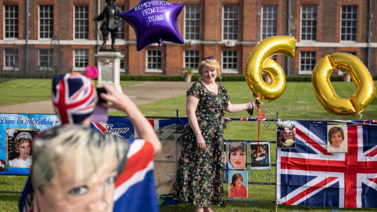 Admiradores se reúnem na frente do Palácio de Kensington para comemorar o aniversário de Lady Di
