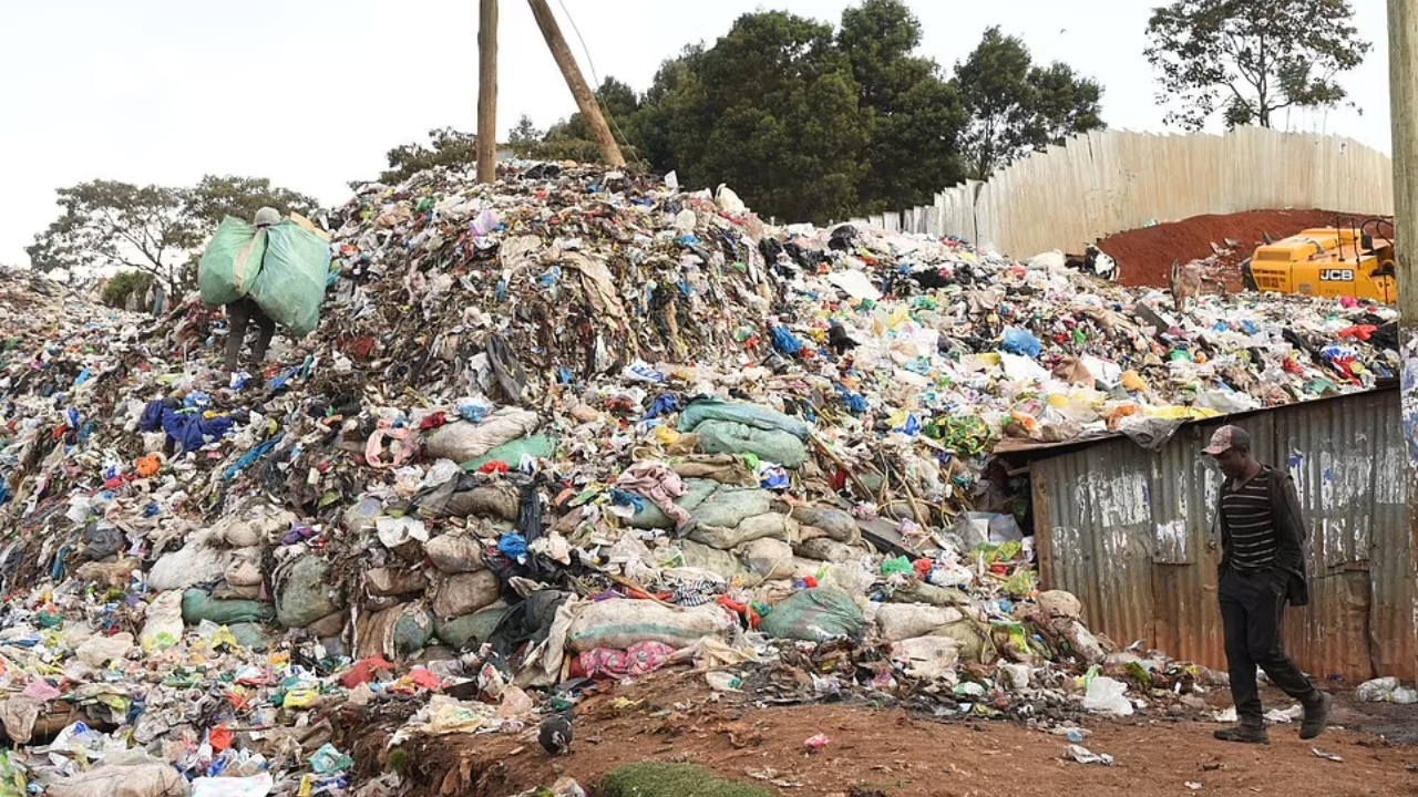 Roupas vindas da Europa e descartadas no Quênia causam problemas ambientais