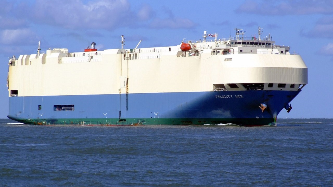 Navio que transportava carros de luxo pega fogo no meio do mar