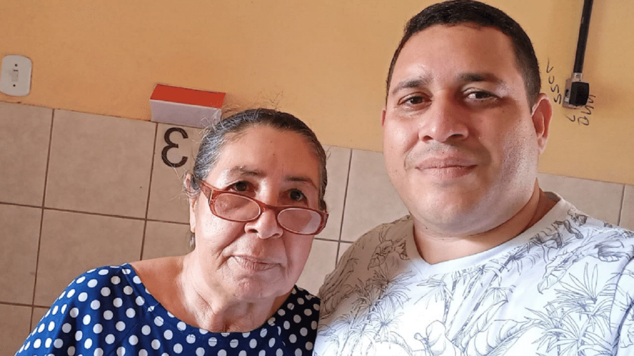 Após 30 anos, homem reencontra mãe desaparecida através da internet
