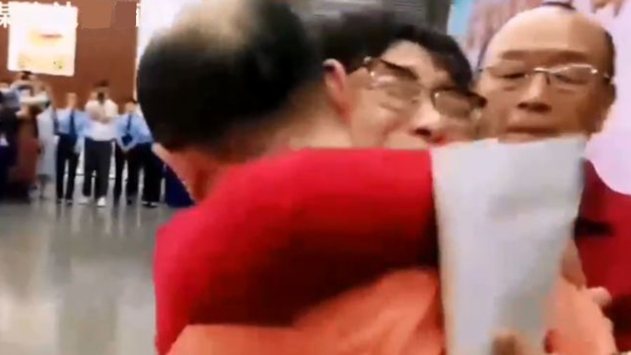Após 32 anos, casal reencontra filho sequestrado na China