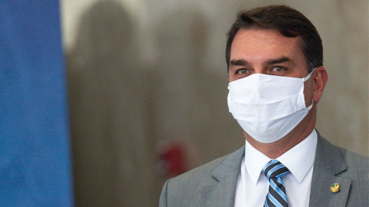 Para Flávio Bolsonaro, pai é ‘vítima do ódio de mal amados hipócritas’
