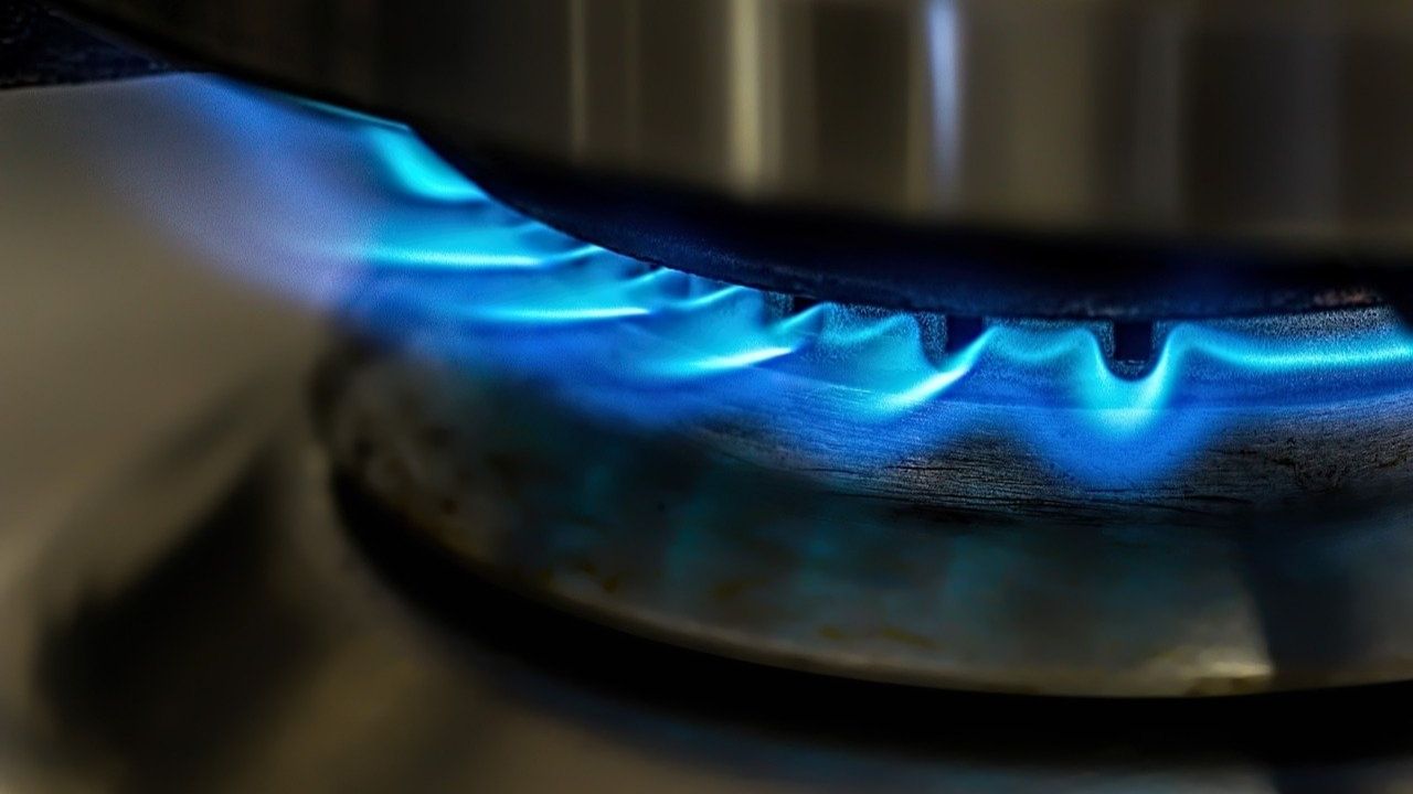 Lenha ultrapassa gás de cozinha como fonte de energia mais usada nos lares brasileiros