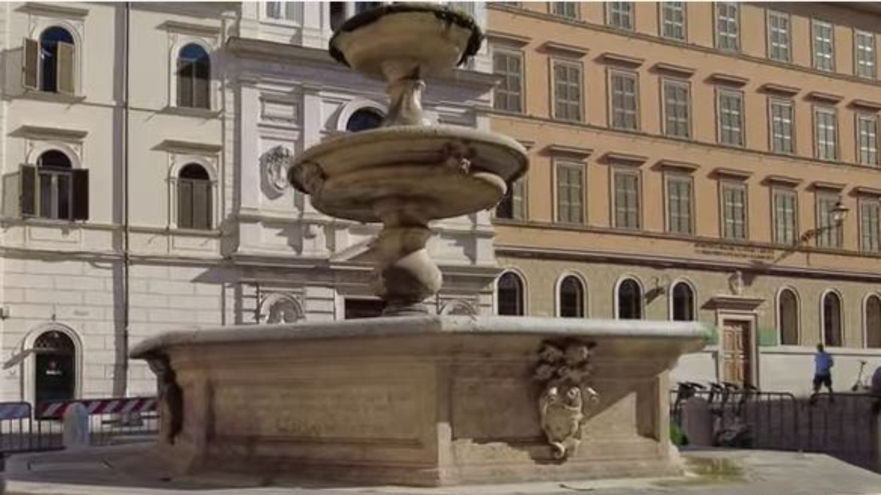 Homem é multado por comer sorvete na histórica fonte em Roma