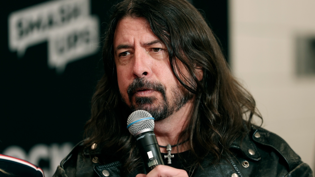 Vocalista do ‘Foo Fighters’ faz churrasco para 450 desabrigados