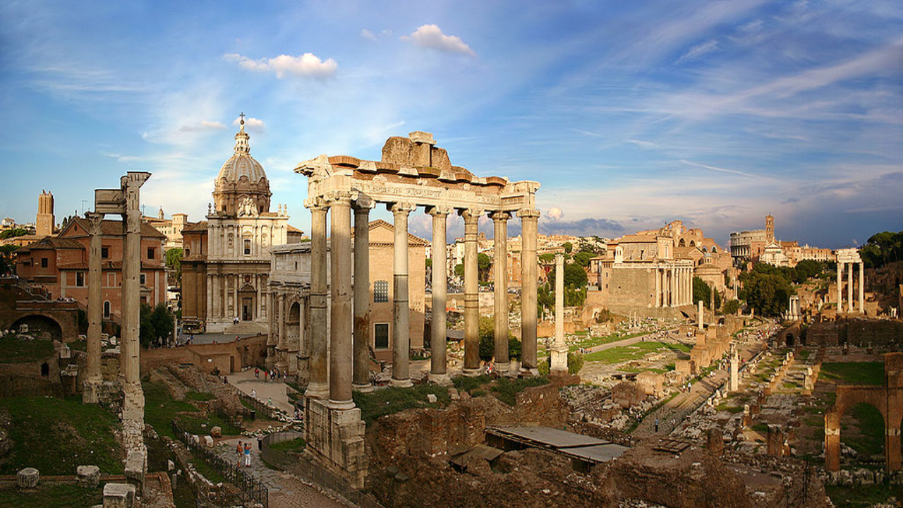 Turista furta fragmento de mármore antigo de Roma, mas devolve em arrependimento