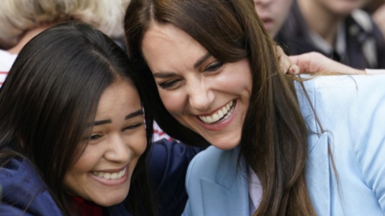 Jovem cearense aparece em redes sociais da família real britânica por foto com Kate Middleton: ‘Emocionante’