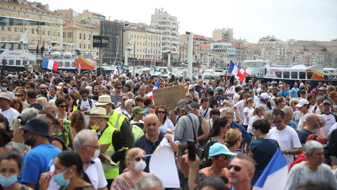 Franceses fazem protestos contra implementação de passaporte sanitário