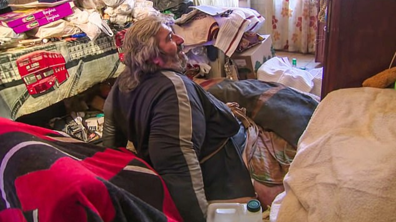 Francês de 300 kg, que passou anos recluso em residência, é retirado com auxílio de guindaste