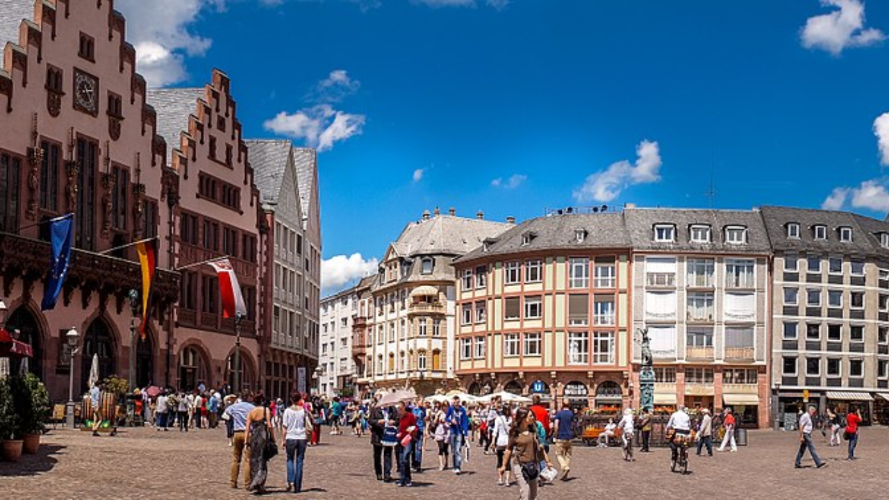 Homem ataca grupo de pessoas com faca em Frankfurt, na Alemanha