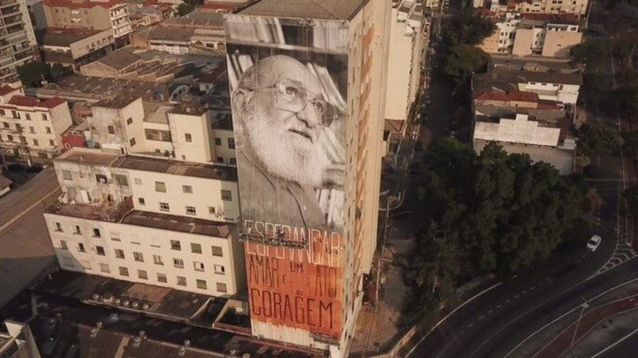 Em São Paulo, mural homenageia Paulo Freire no dia em que completaria 100 anos