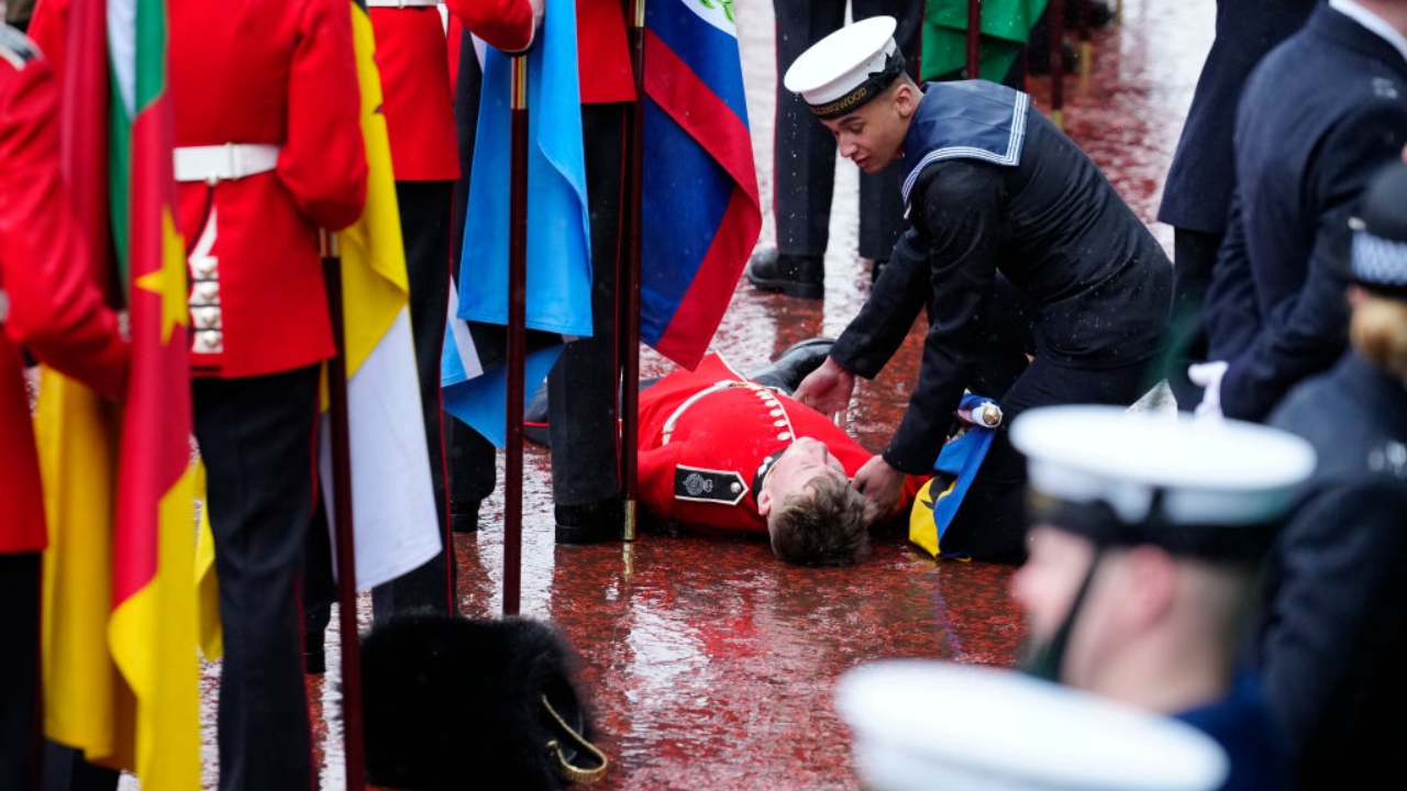 Funcionários da Família Real passam mal e desmaiam durante coroação de Charles III