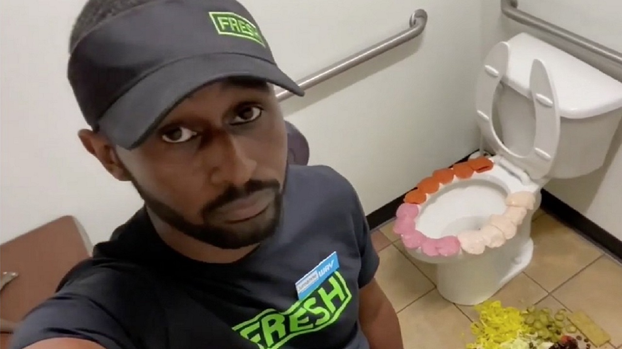 Após pisar em alimentos e colocá-los em vaso sanitário, funcionário é demitido de restaurante