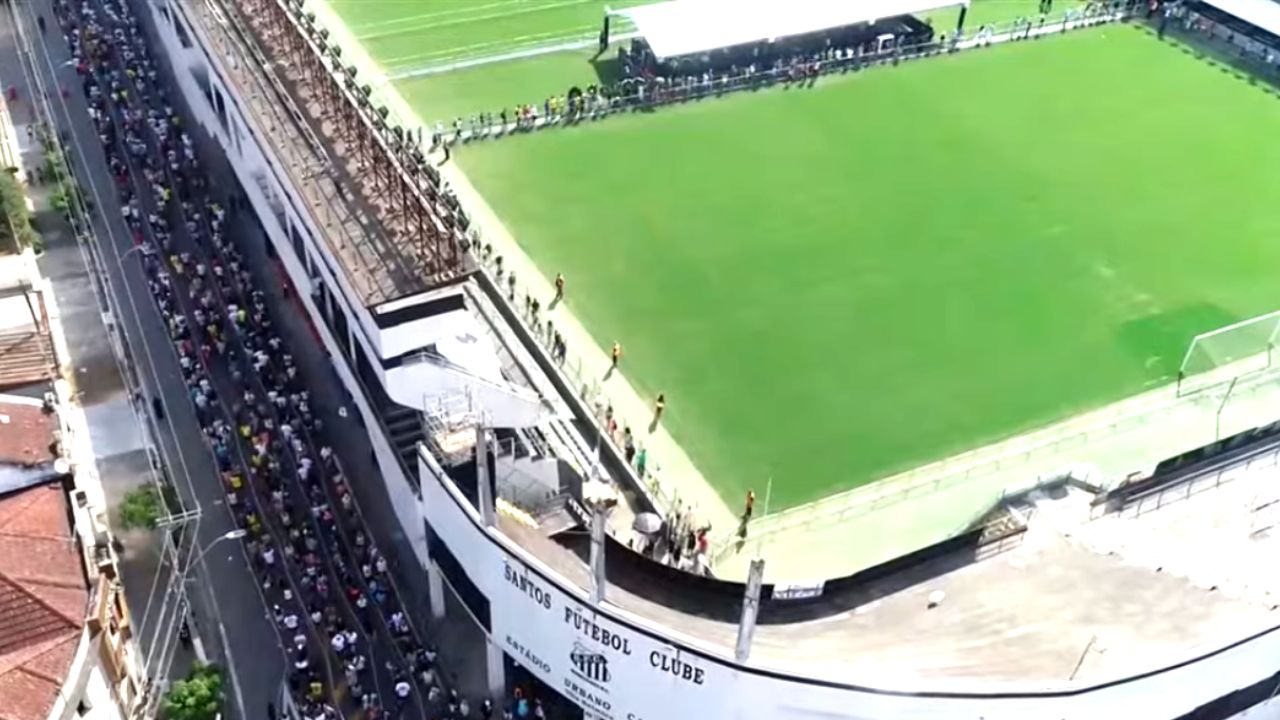 Fila para velório de Pelé atinge 1 km de comprimento e dobra quarteirões