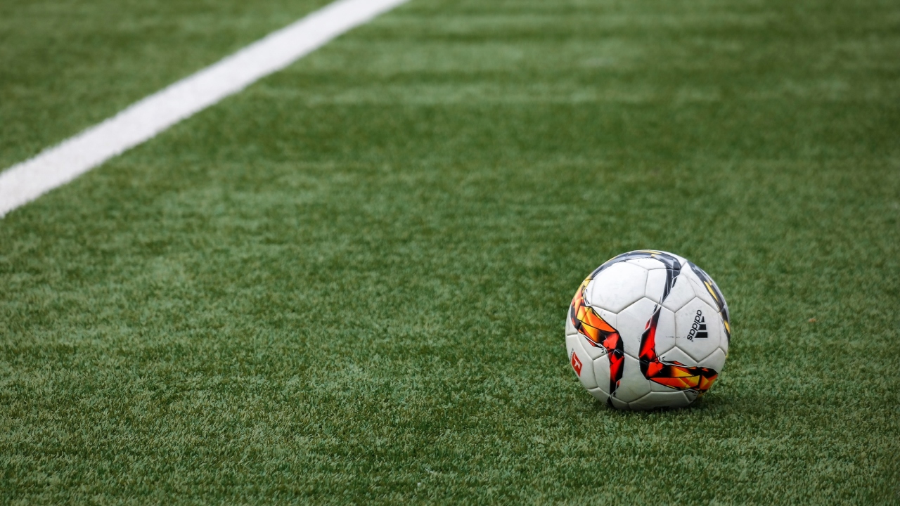 Jogador italiano tem mal súbito em campo e é socorrido por adversário