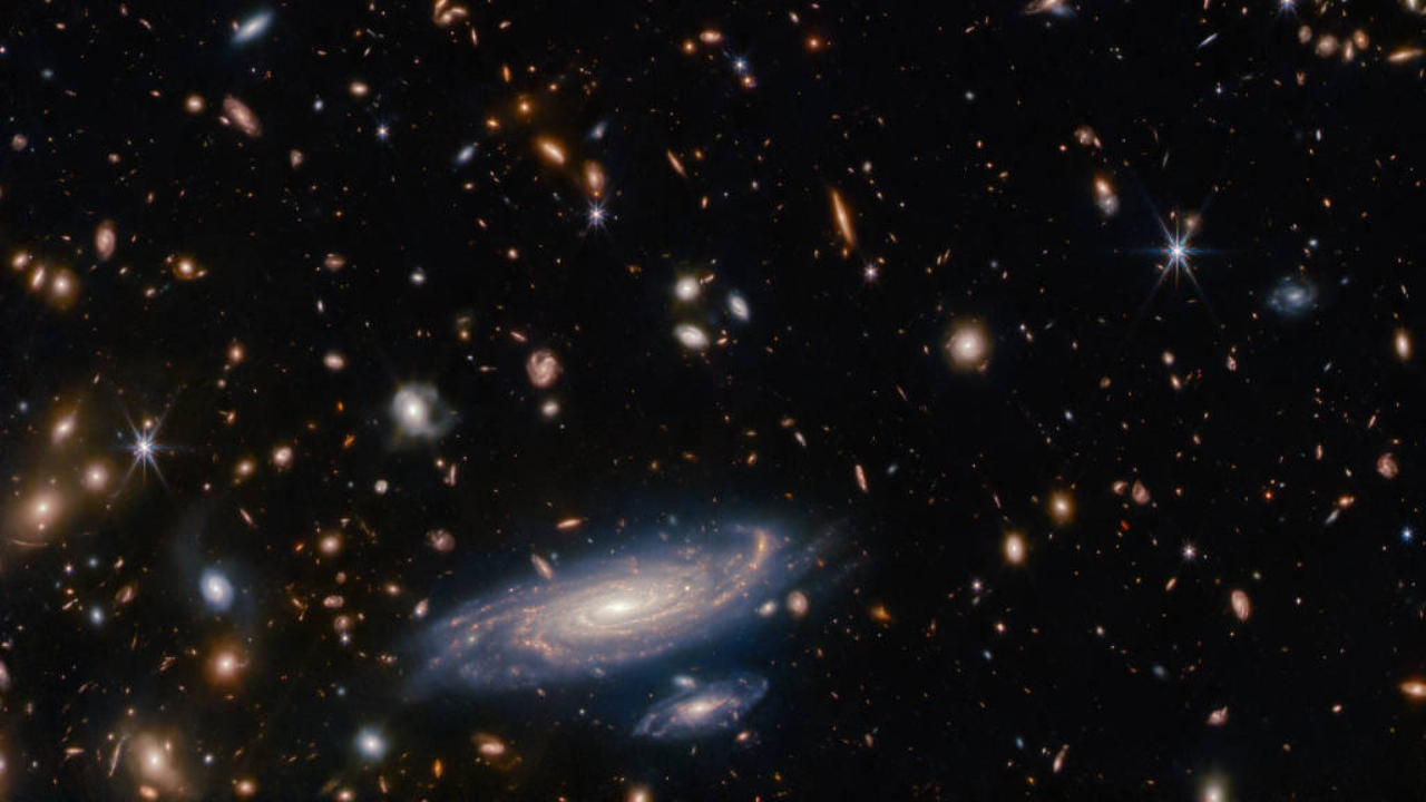 Galáxia distante em espiral similar à Vila Láctea é detectada por Telescópio James Webb