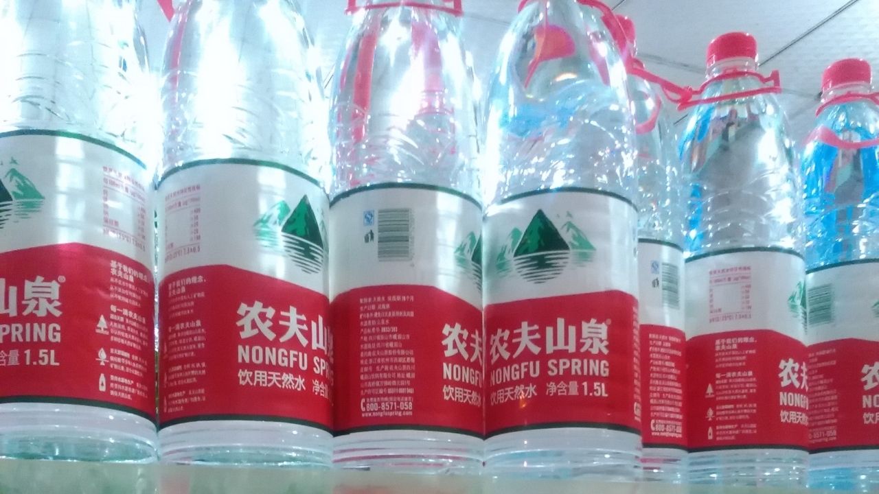 R$ 320 bilhões: Magnata da água mineral se torna o maior bilionário da China