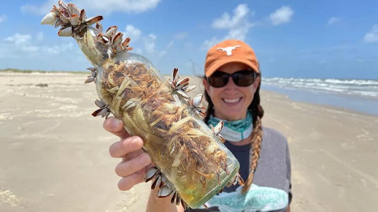 ‘Garrafas de bruxa’ são encontradas em praia do Texas e intrigam especialistas