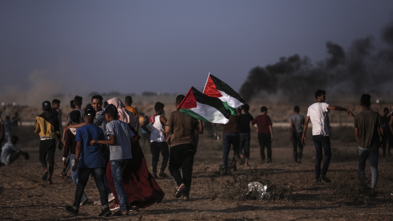 Hamas aceita cessar-fogo e palestinos comemoram medida, agora analisada por Israel