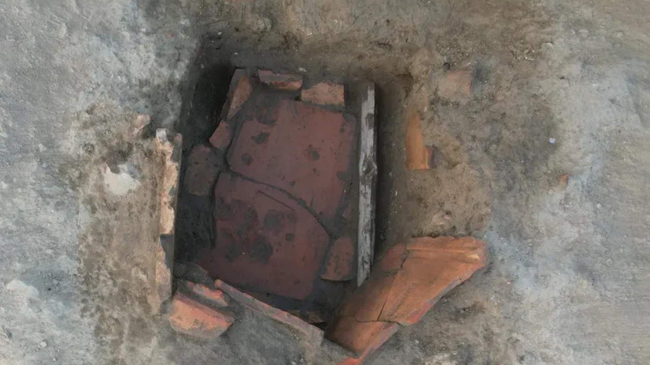 Na Bulgária, pesquisadores encontram ‘geladeira’ romana com ossos e vinho