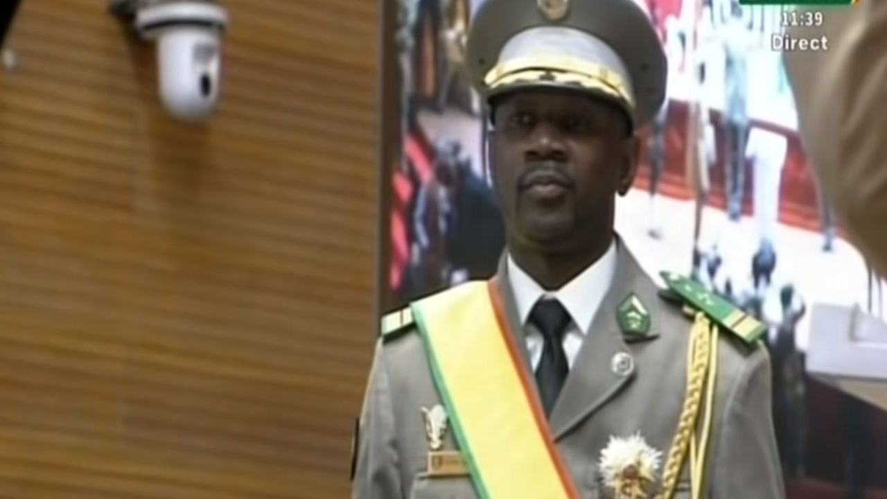 Presidente do Mali sofre tentativa de ataque com faca dentro de mesquita