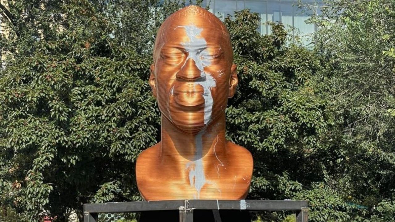 Estátua de George Floyd é vandalizada novamente